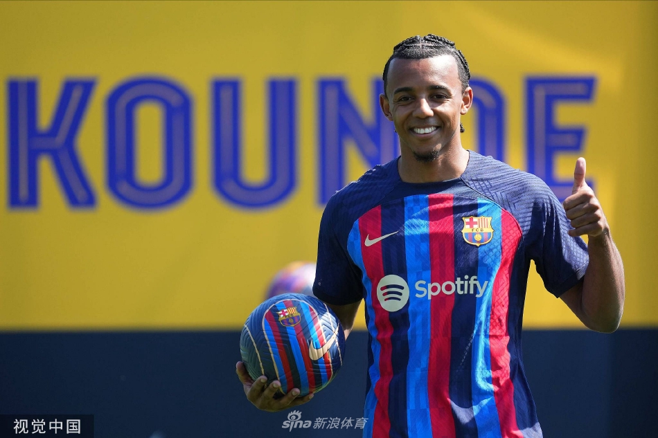 孔德加盟巴塞罗那出席亮相仪式