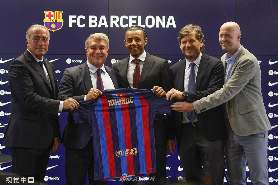 孔德加盟巴塞罗那出席亮相仪式