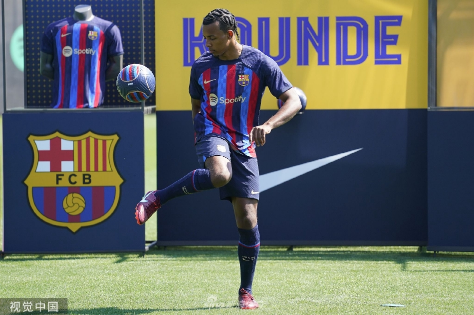 孔德加盟巴塞罗那出席亮相仪式