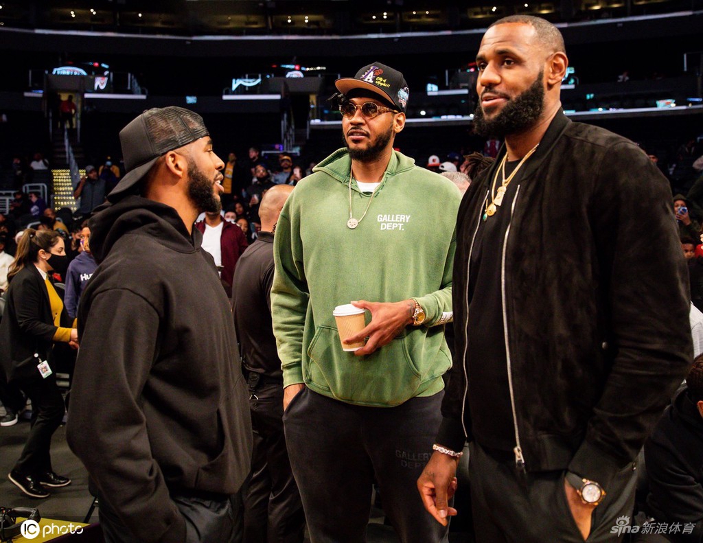 詹姆斯儿子比赛场边大腕云集 甜瓜保罗威少助阵