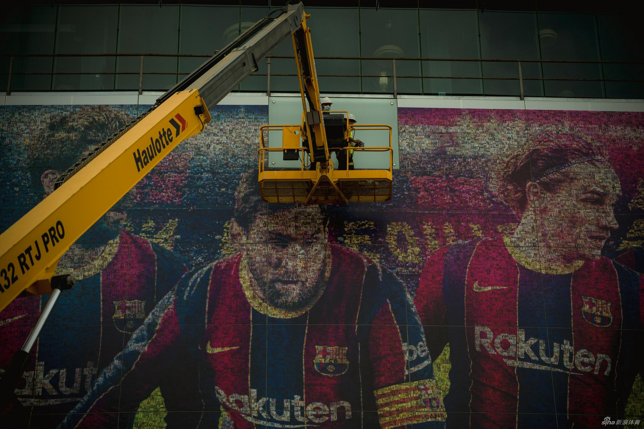 巴萨清除诺坎普梅西巨型海报