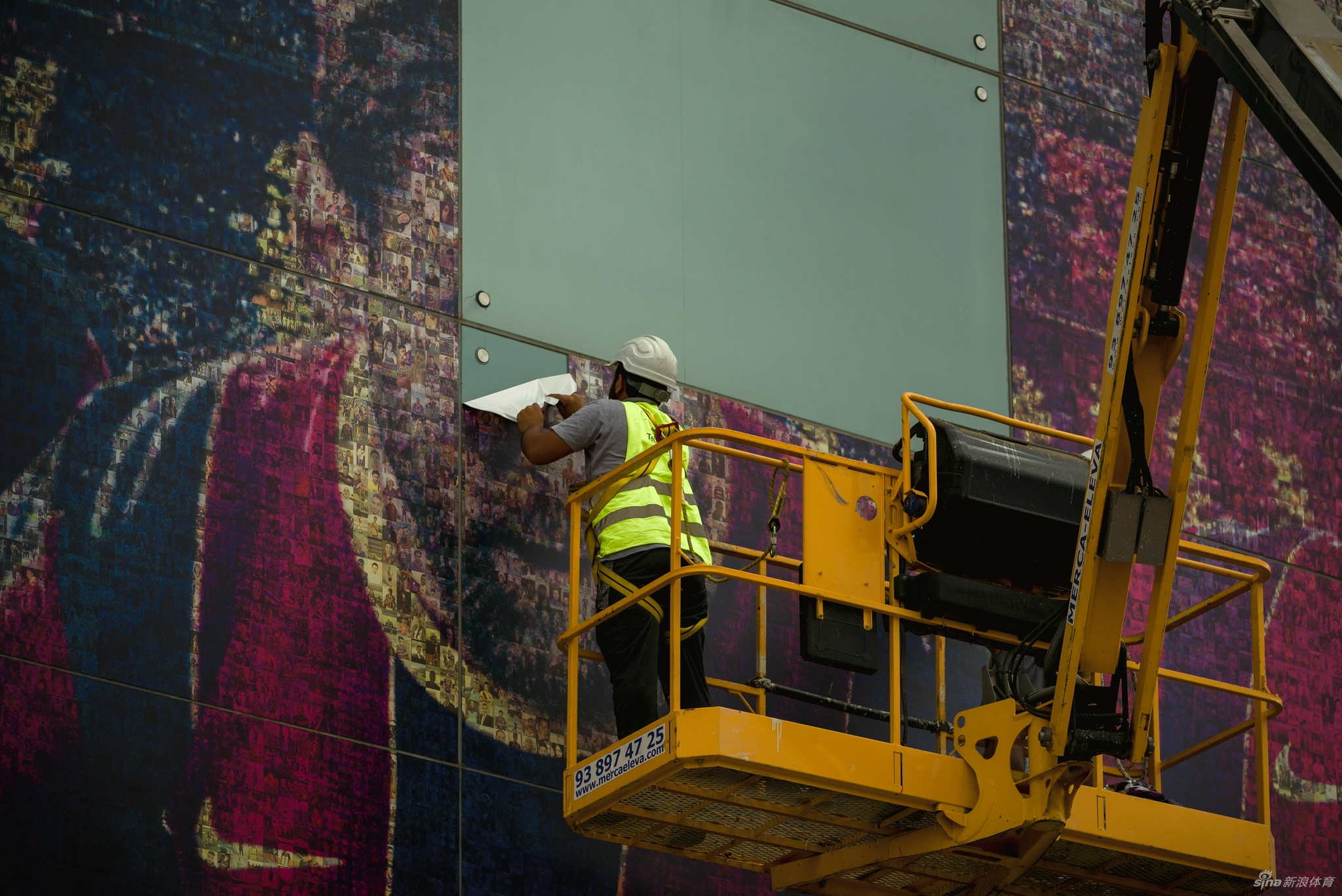巴萨清除诺坎普梅西巨型海报