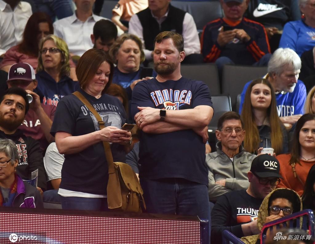 雷霆爵士比赛现场：宣布取消满场嘘声 球迷懵圈狂刷手机