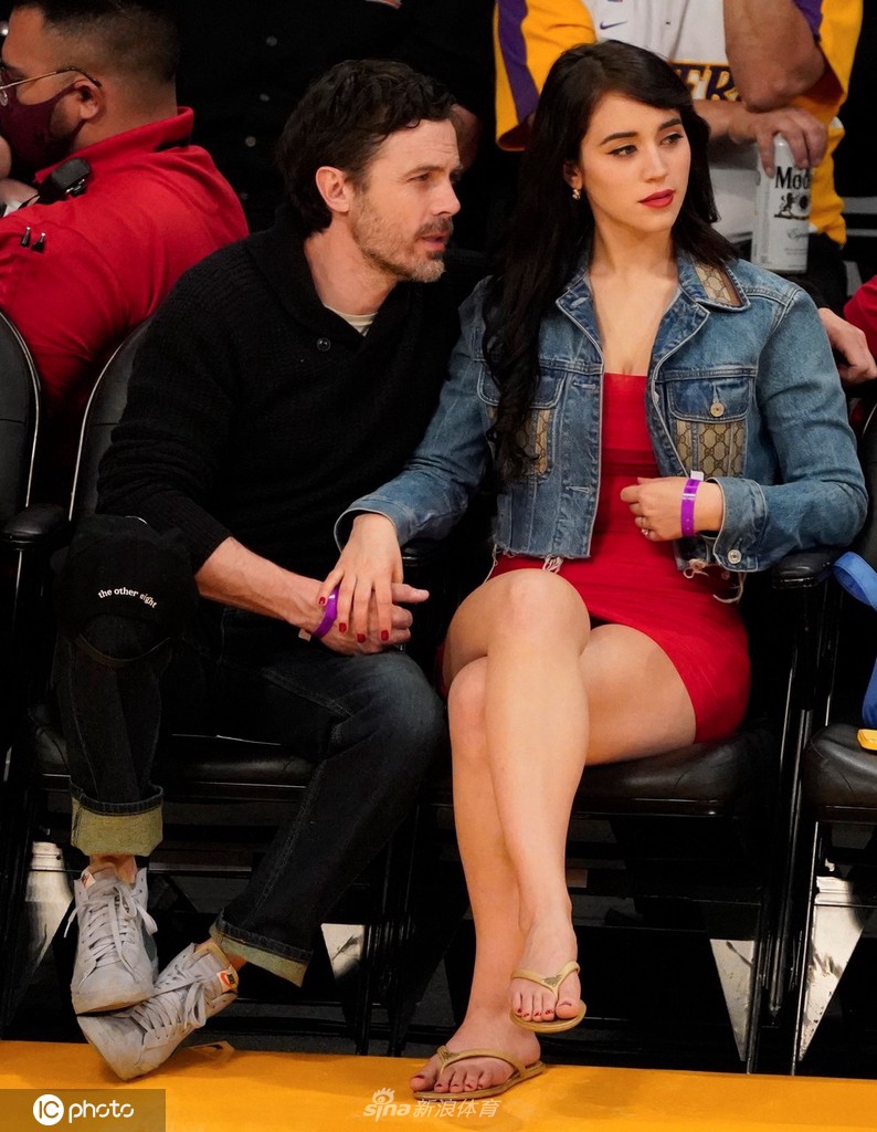 卡西-阿弗莱克携女友现身观战