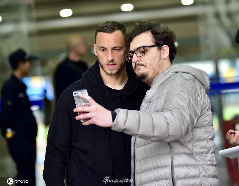 上海海港结束热身赛离开球场 众将友好为球迷签名合影