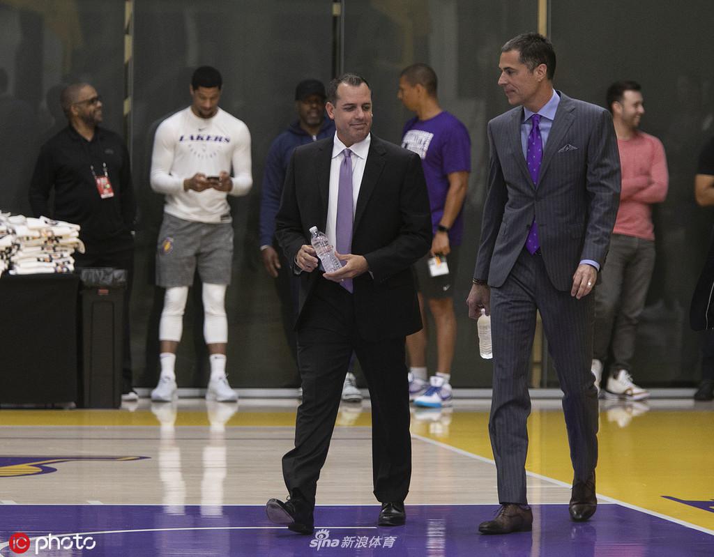 沃格尔出席发布会 正式上任湖人主帅
