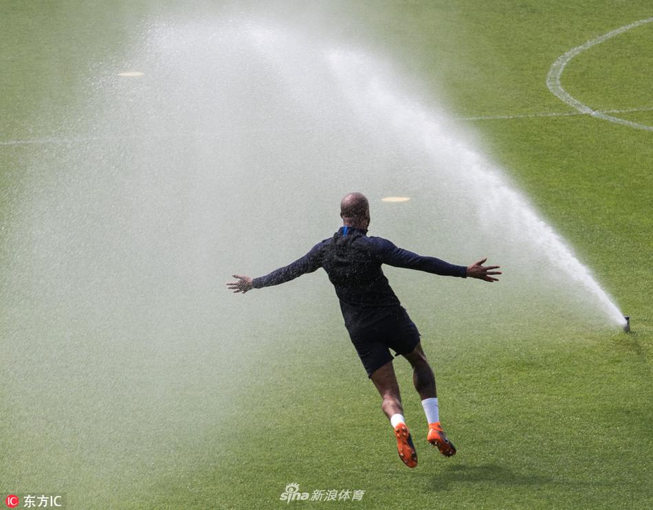 烈日下三狮军团忙备战训练场上做游戏倍儿开心