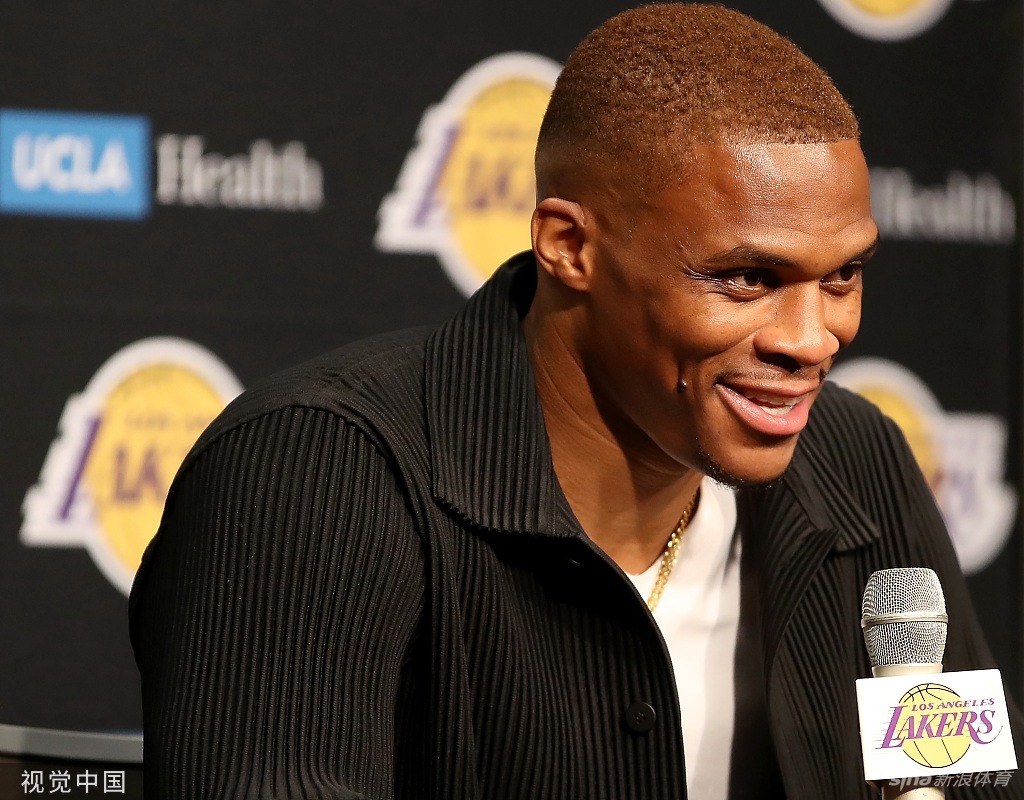 威少正式亮相湖人 紫金军团新援就位