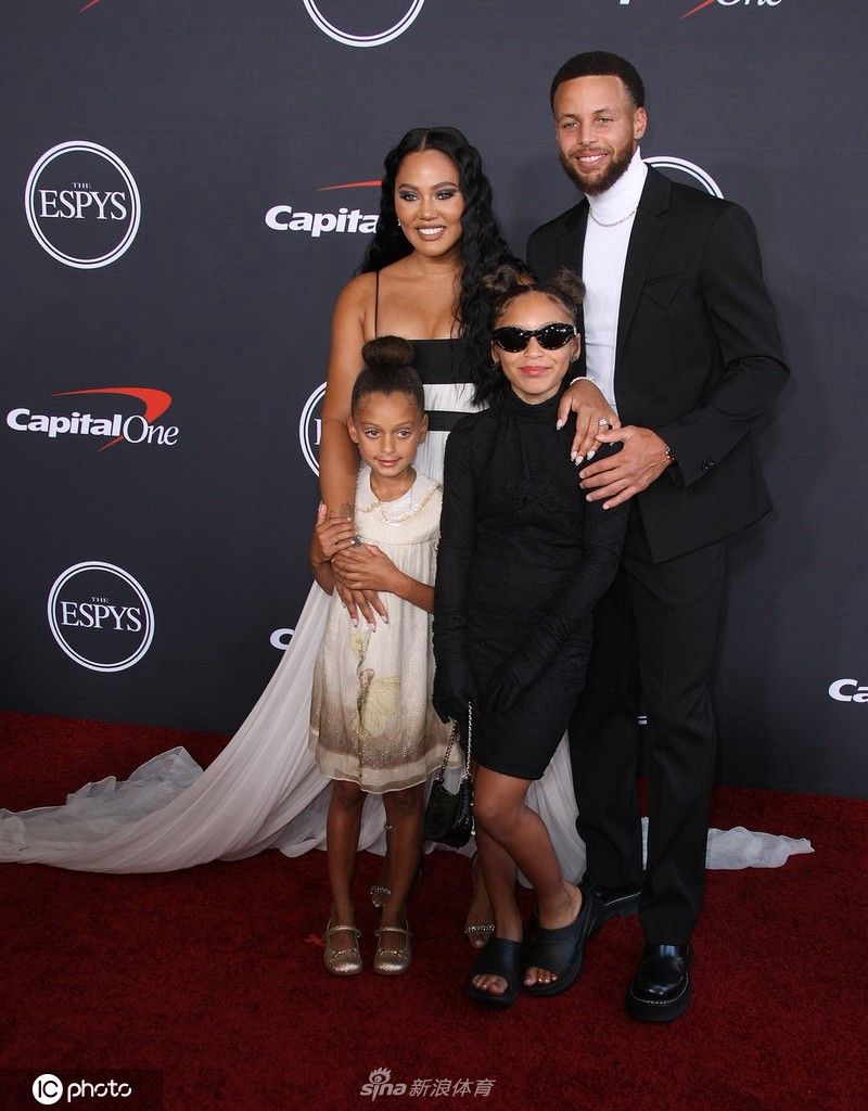ESPY年度颁奖典礼 库里携家人亮相红毯