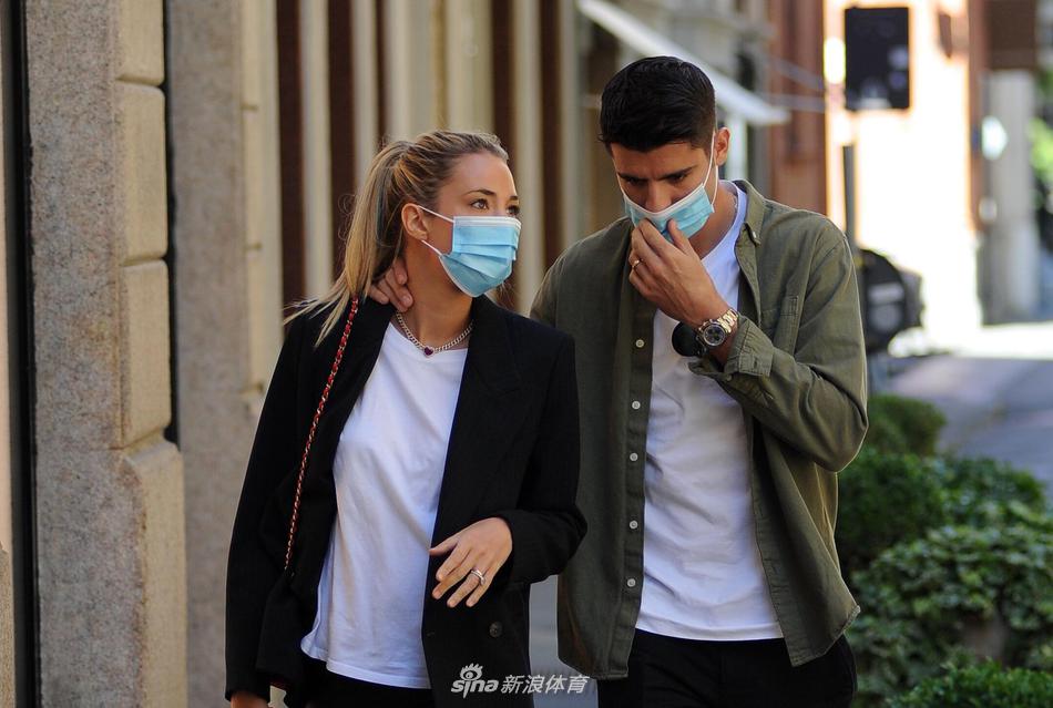 莫拉塔与妻子爱丽丝-坎佩洛外出逛街 两人拉手勾肩甜蜜爆棚_高清图集