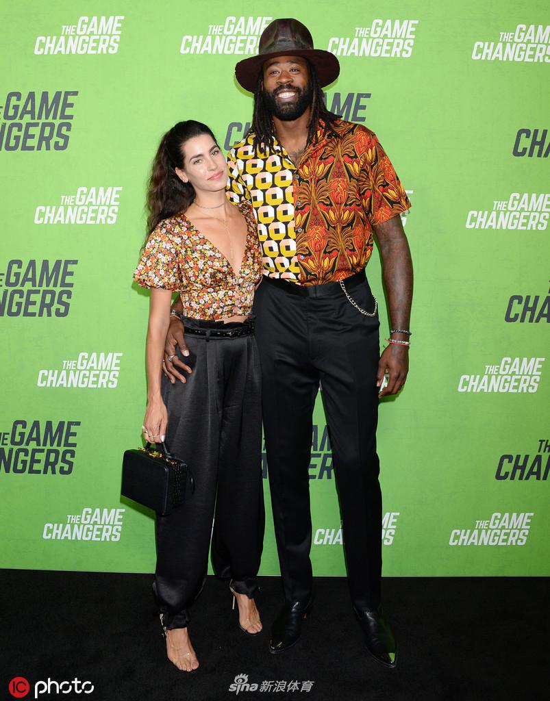 小乔丹与女友参加活动