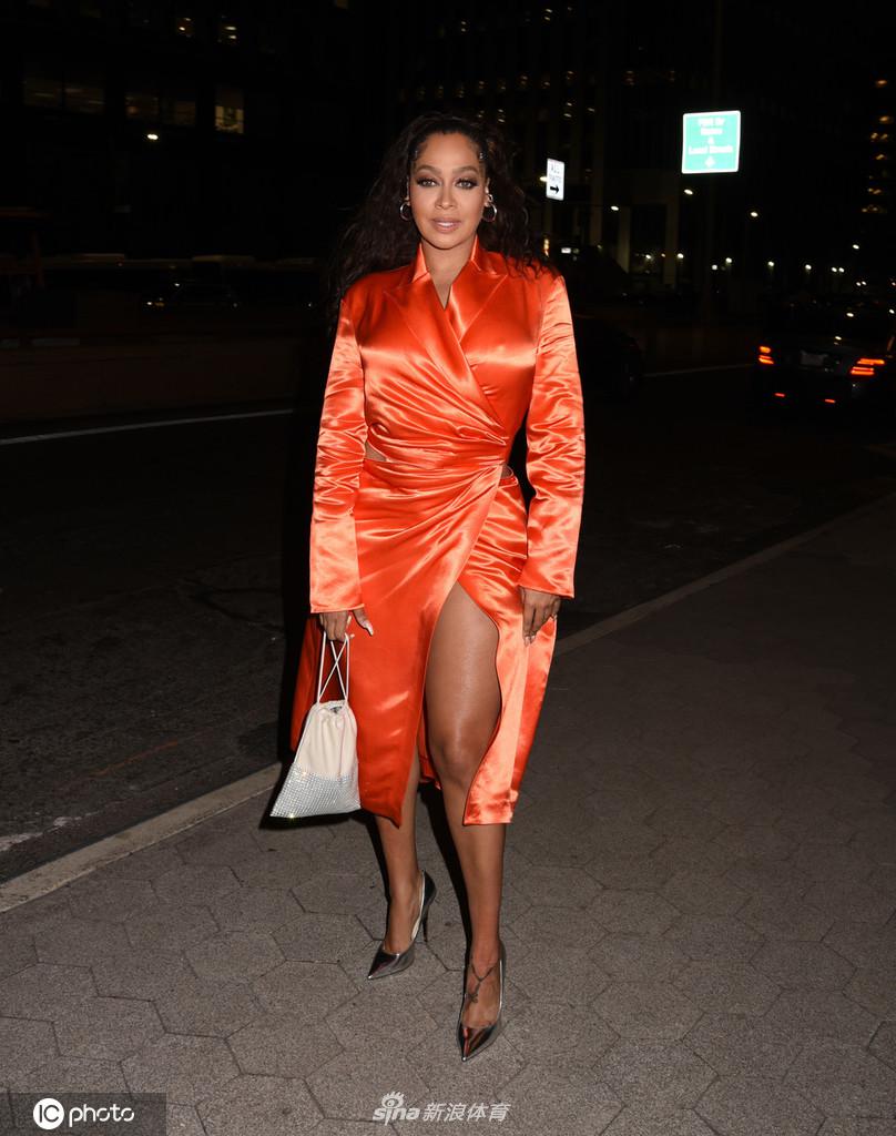 安东尼爱妻参加晚宴撩衣秀腿妖娆多姿