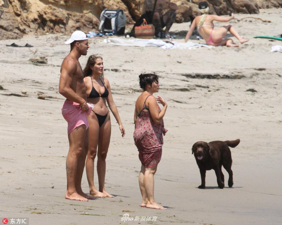 格里芬携女友海边度假