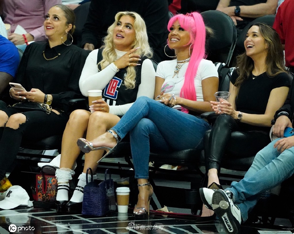“冰山姐”Saweetie热辣亮相观战NBA
