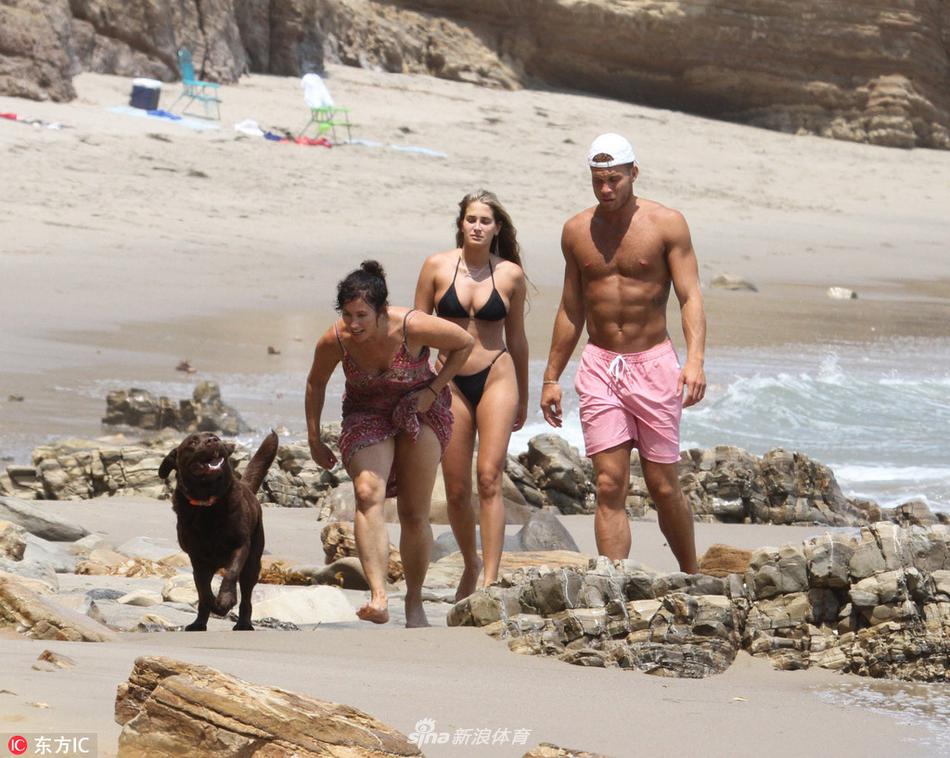 格里芬携女友海边度假