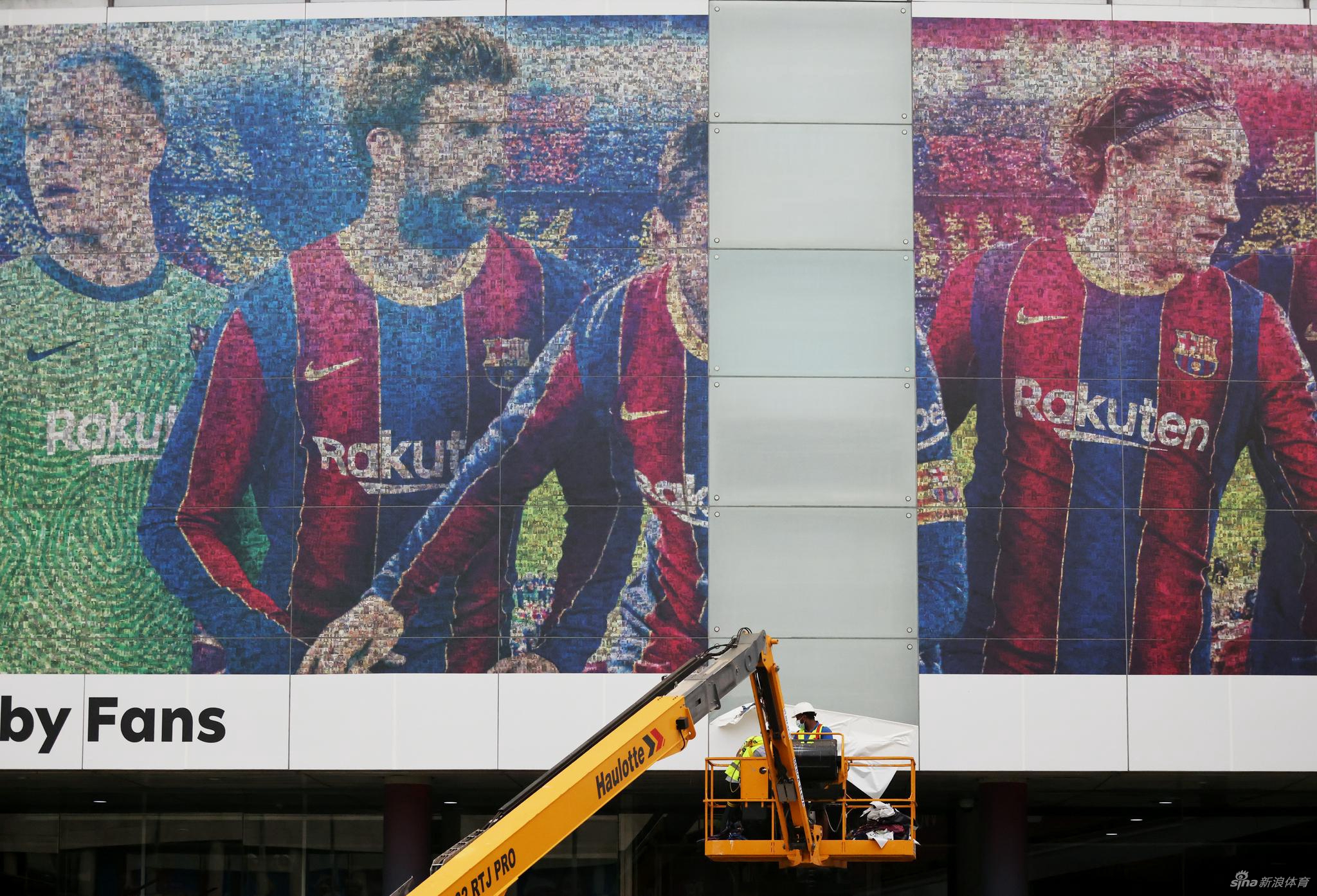 巴萨清除诺坎普梅西巨型海报