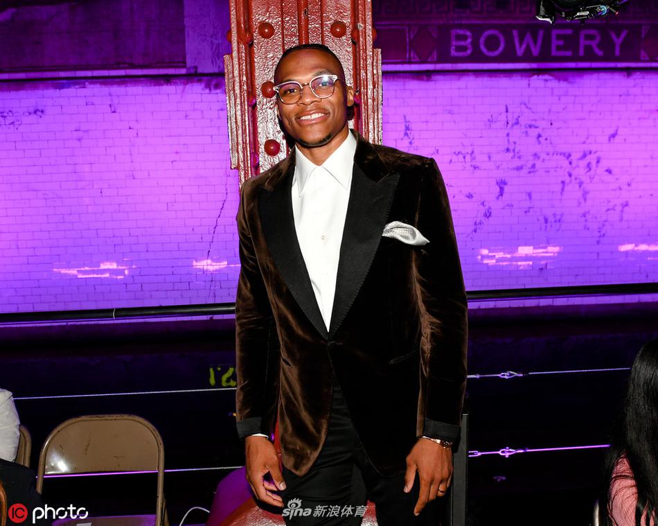 威斯布鲁克现身纽约时装周