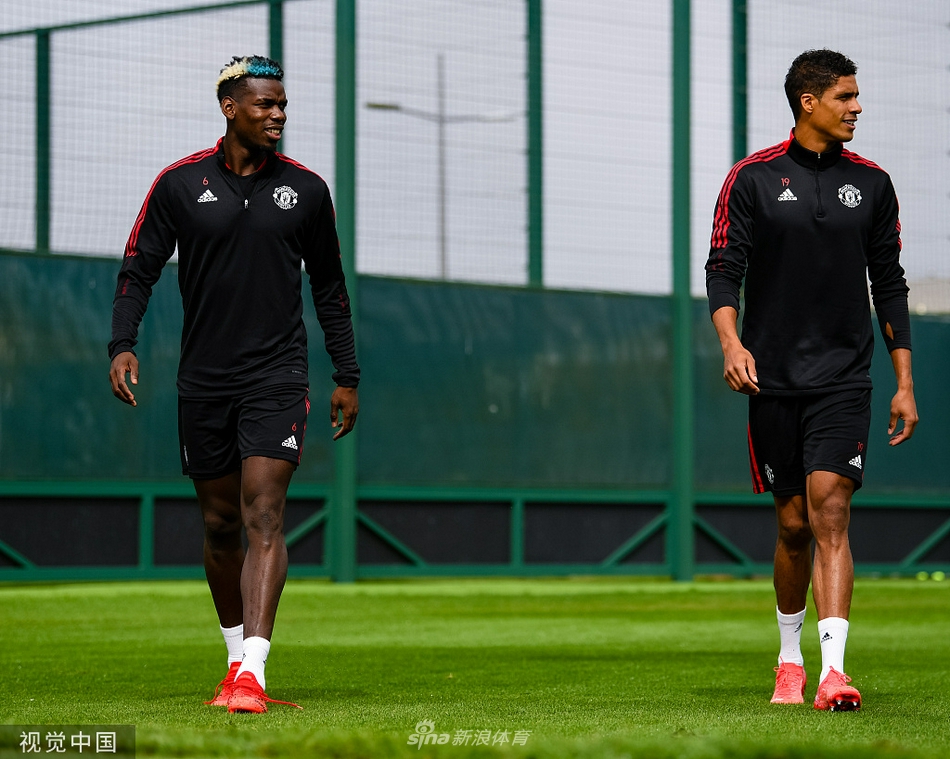 曼联训练备战英超 瓦拉内亮相与博格巴同框