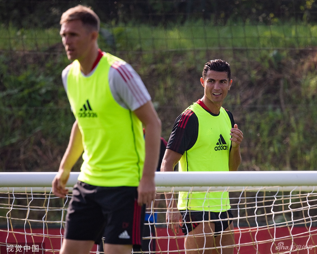 Super Idol的笑容！C罗回归曼联首训