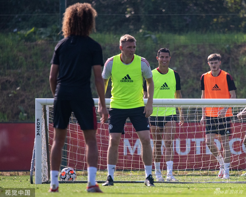 Super Idol的笑容！C罗回归曼联首训