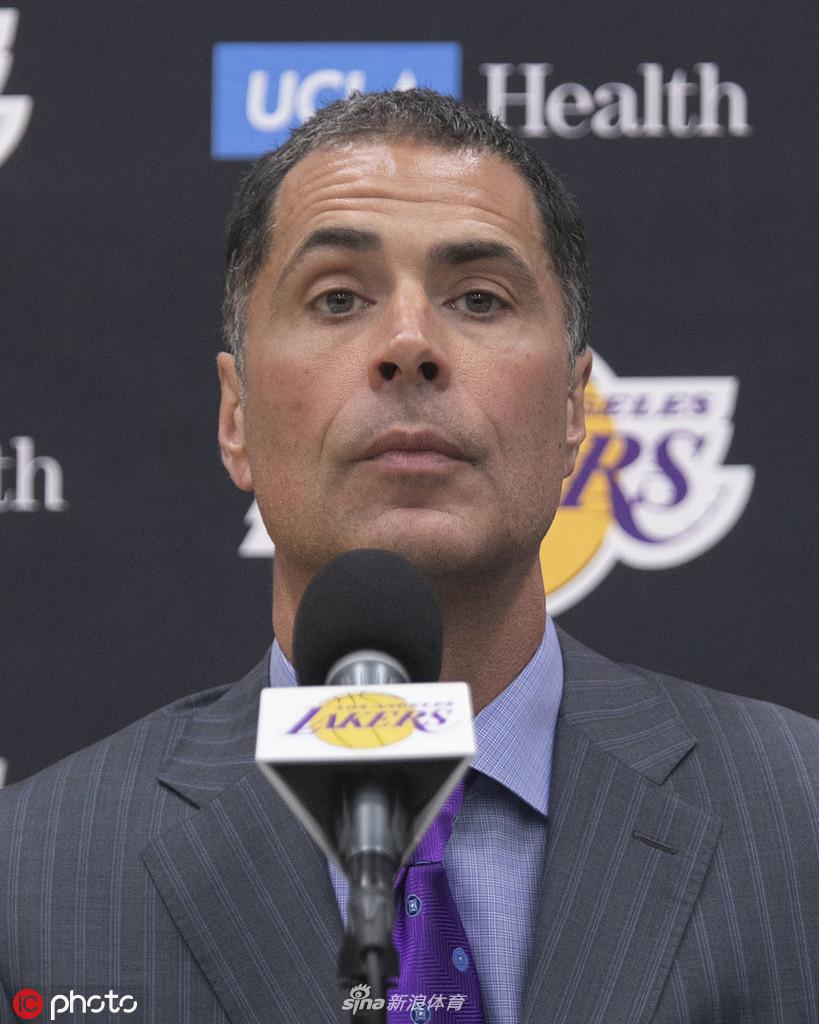 沃格尔出席发布会 正式上任湖人主帅