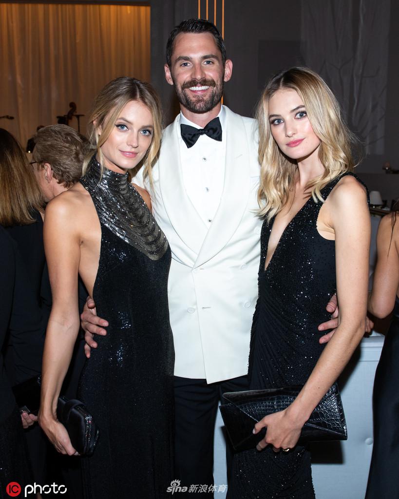 乐福携超模女友亮相纽约2020春夏时装周