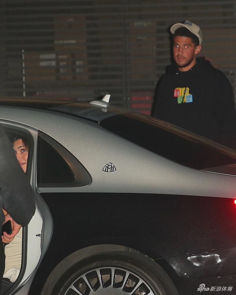 布克收工马不停蹄约会肯豆 詹娜臀线逆天长腿撩人