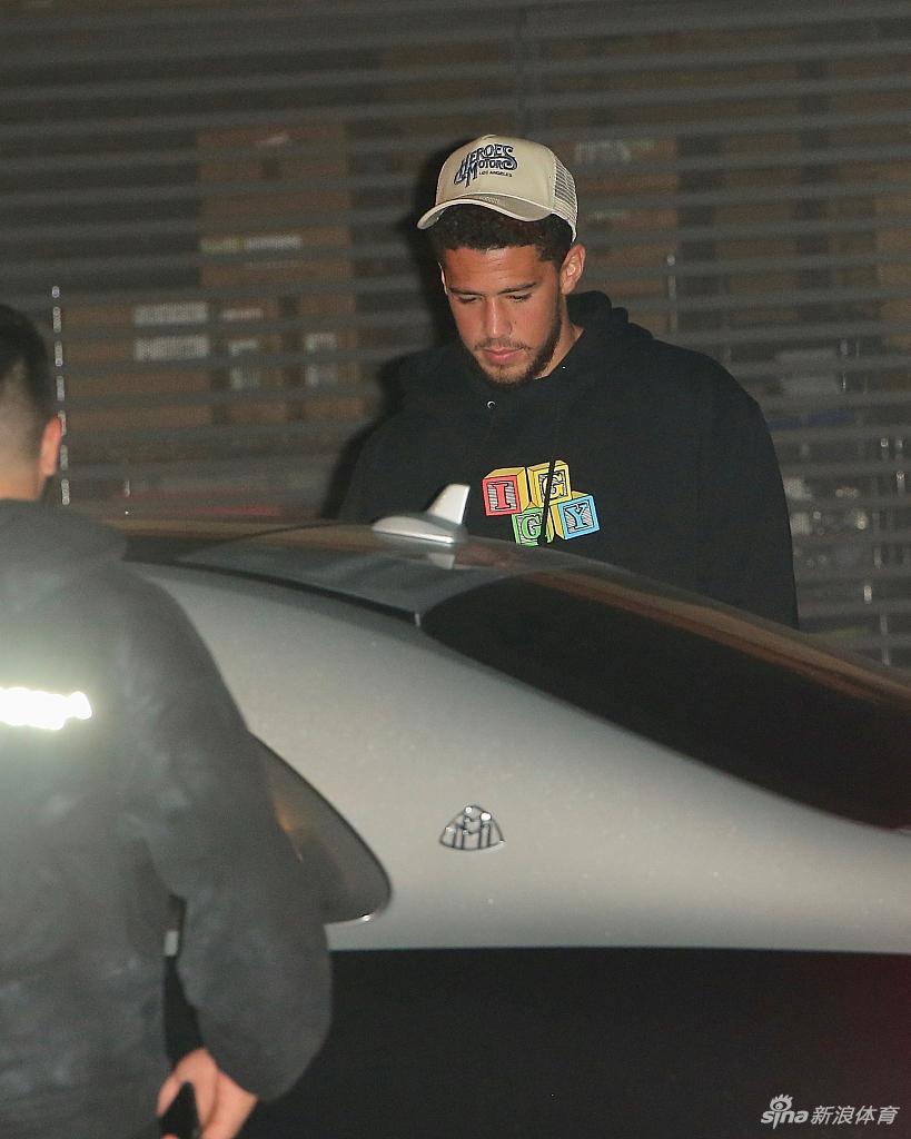 布克收工马不停蹄约会肯豆 詹娜臀线逆天长腿撩人