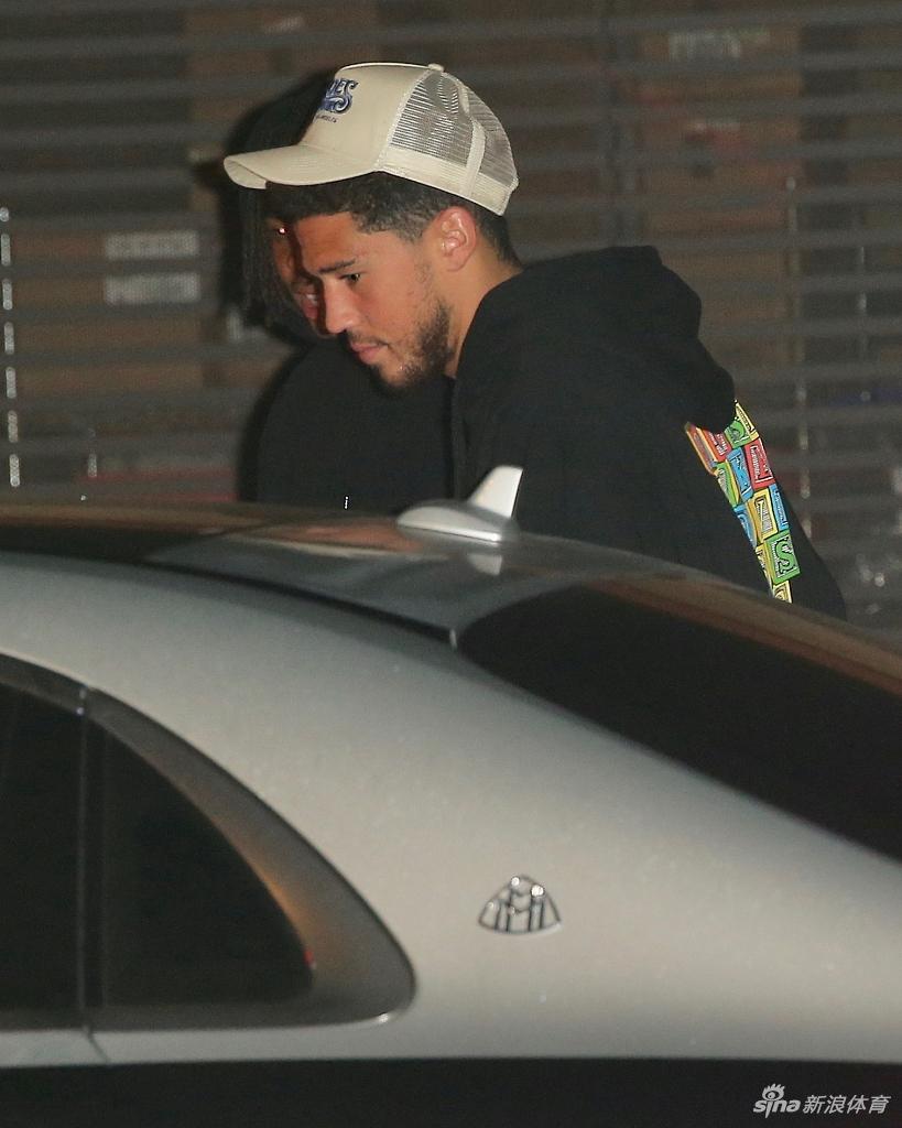 布克收工马不停蹄约会肯豆 詹娜臀线逆天长腿撩人