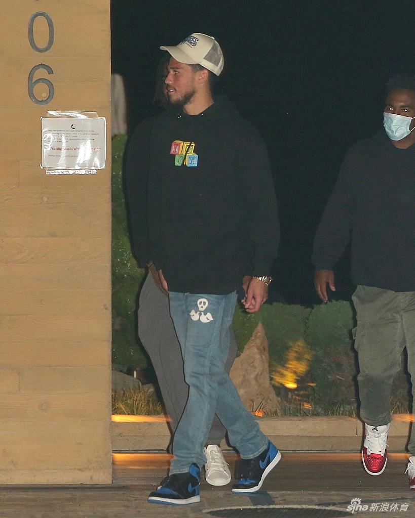 布克收工马不停蹄约会肯豆 詹娜臀线逆天长腿撩人