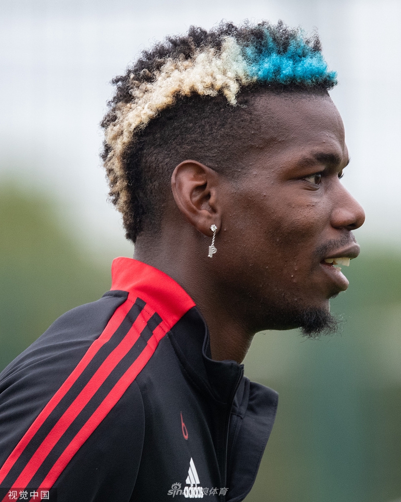 曼联训练备战 博格巴新发色亮眼