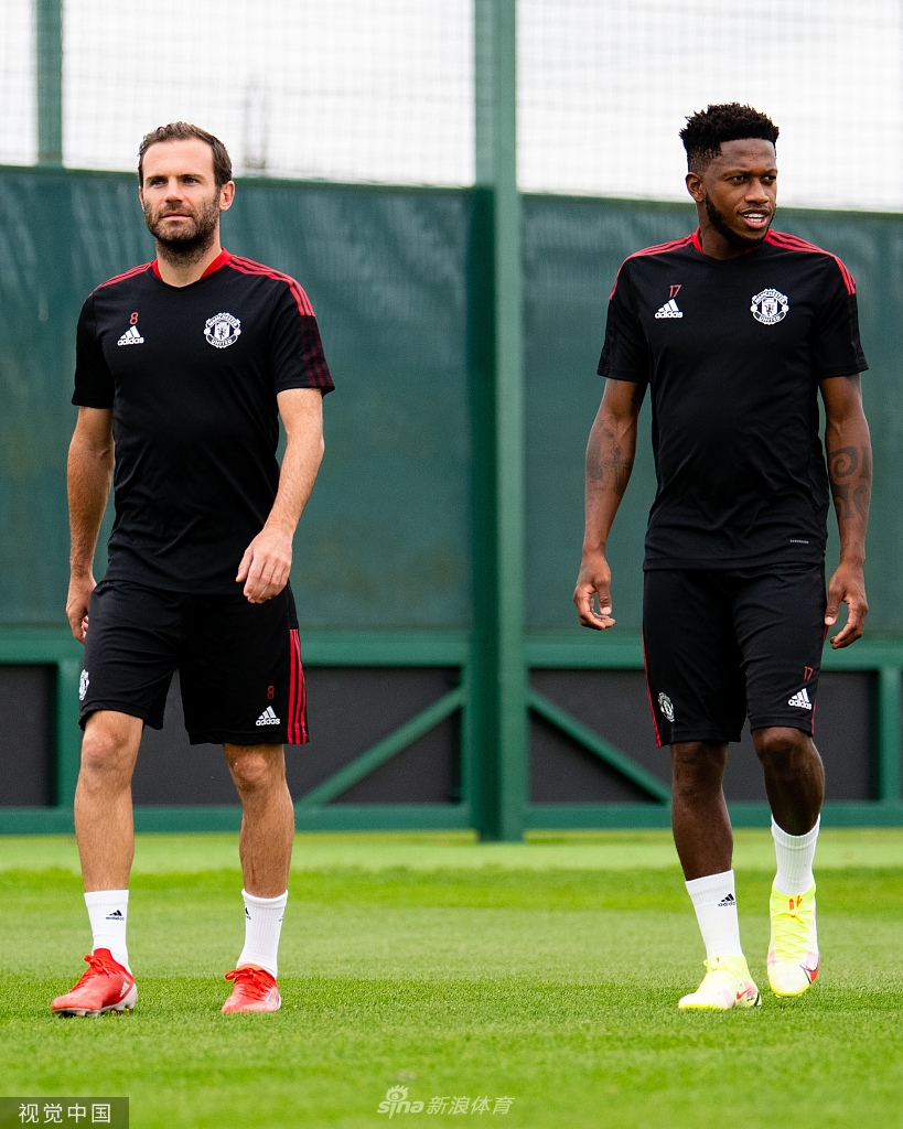 曼联训练备战 博格巴新发色亮眼