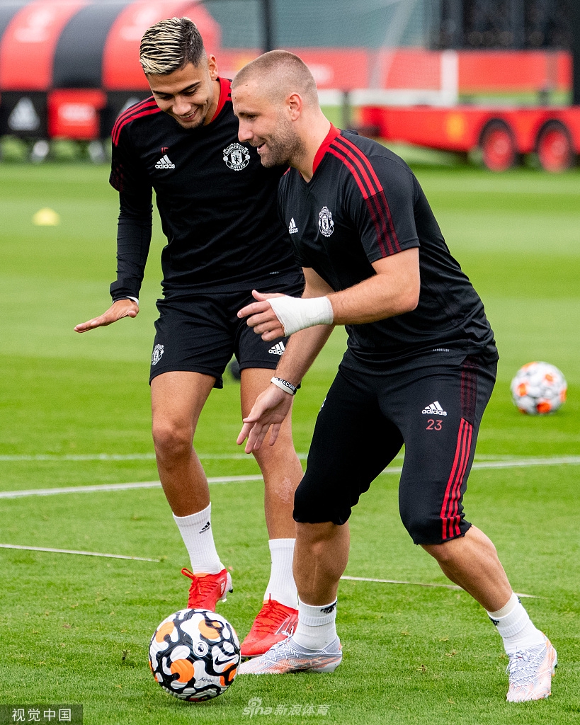 曼联训练备战 博格巴新发色亮眼