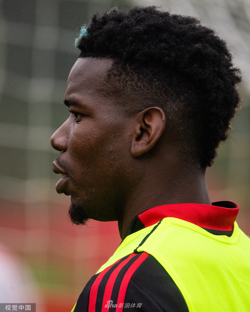 曼联训练备战英超 瓦拉内亮相与博格巴同框