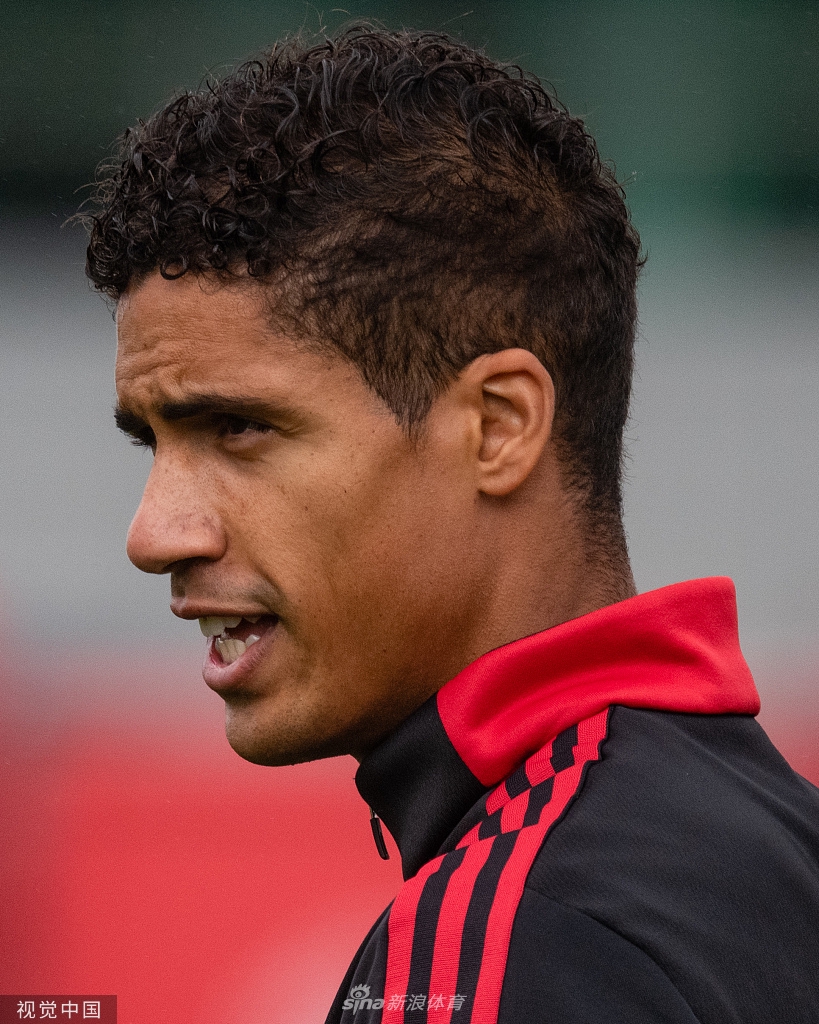 曼联训练备战英超 瓦拉内亮相与博格巴同框