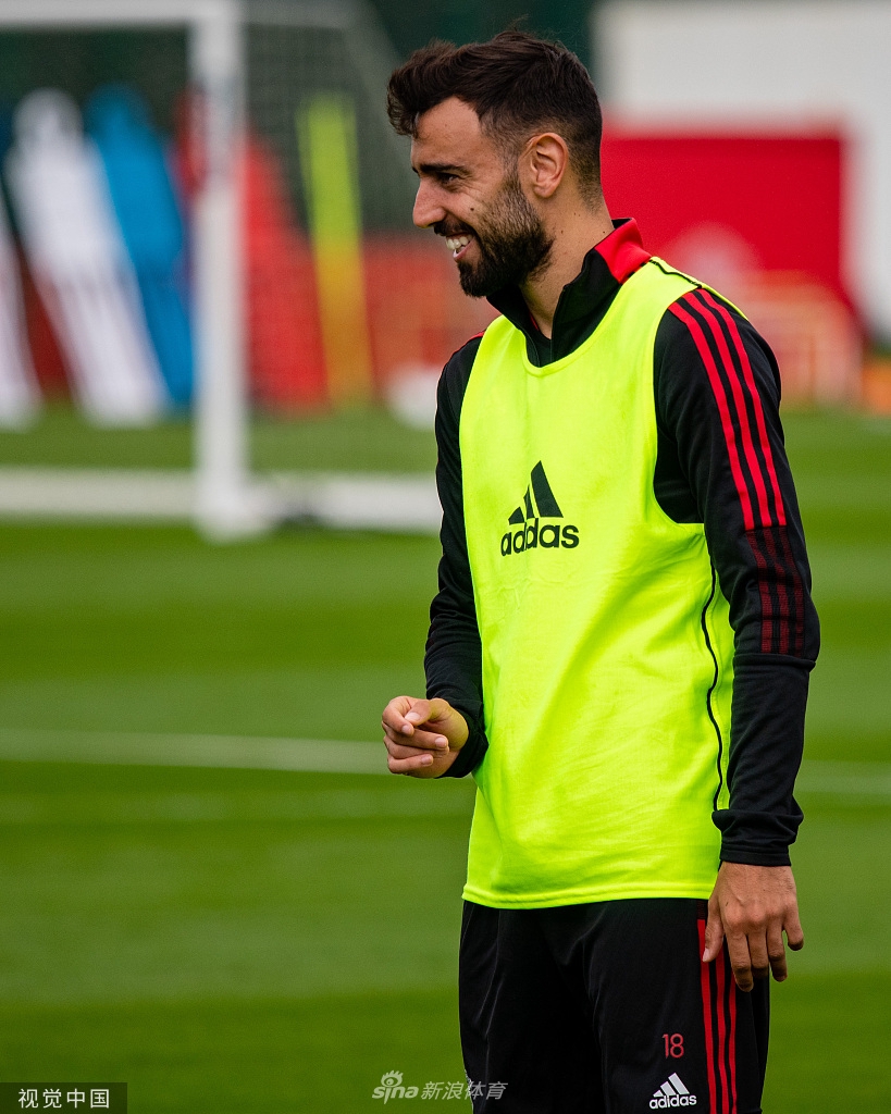 曼联训练备战英超 瓦拉内亮相与博格巴同框