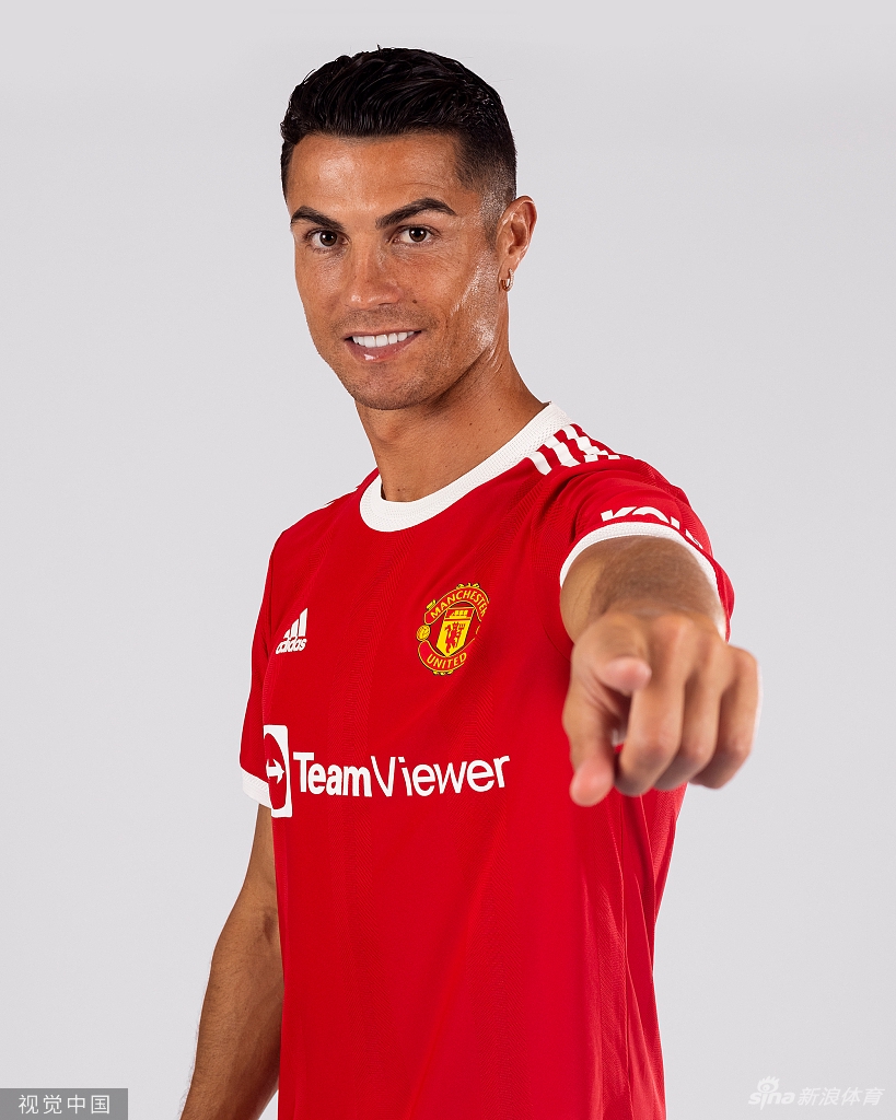 C罗拍摄曼联球衣官方写真 号码仍是未知数