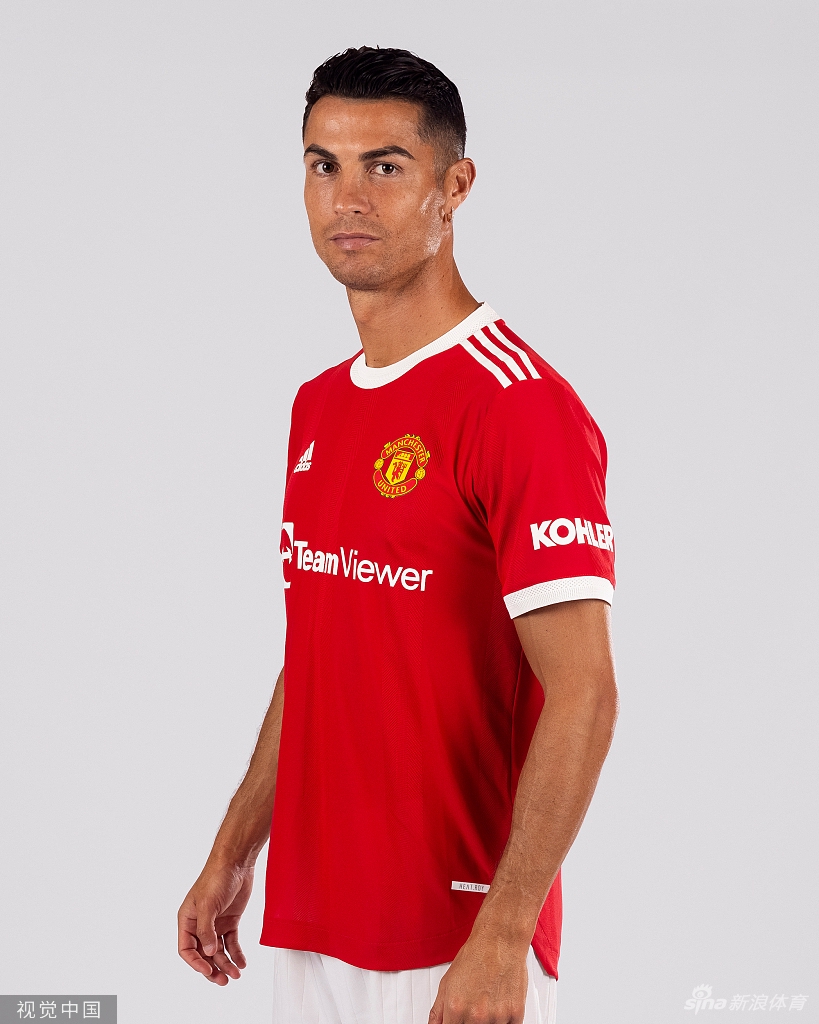 C罗拍摄曼联球衣官方写真 号码仍是未知数