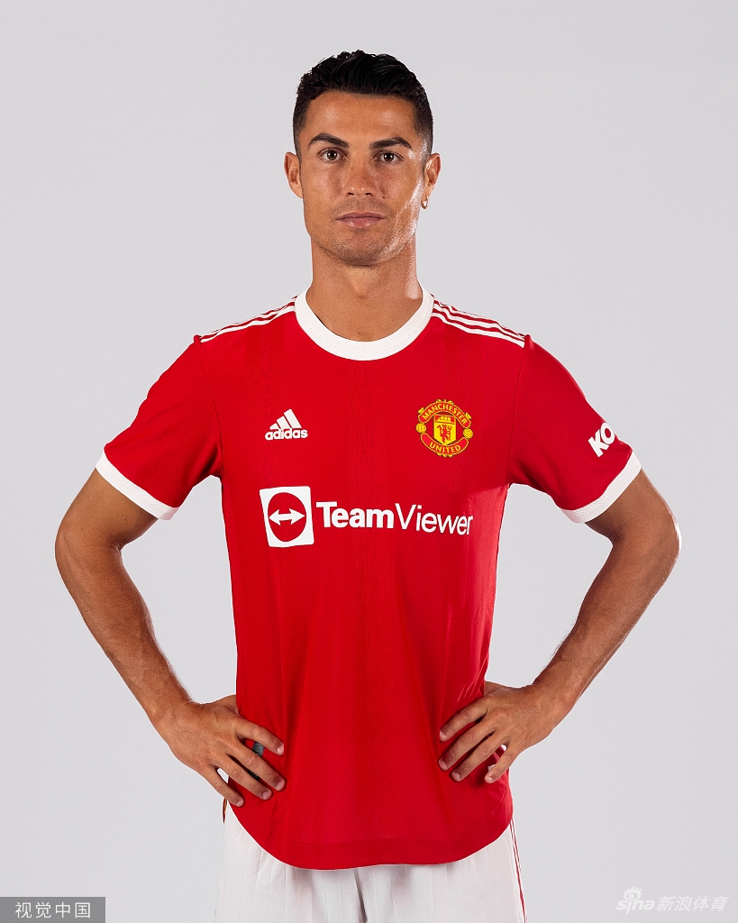 C罗拍摄曼联球衣官方写真 号码仍是未知数