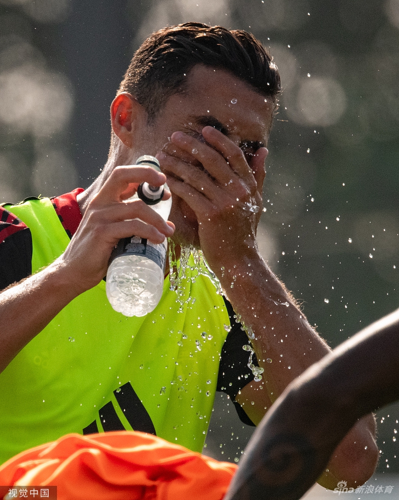 Super Idol的笑容！C罗回归曼联首训