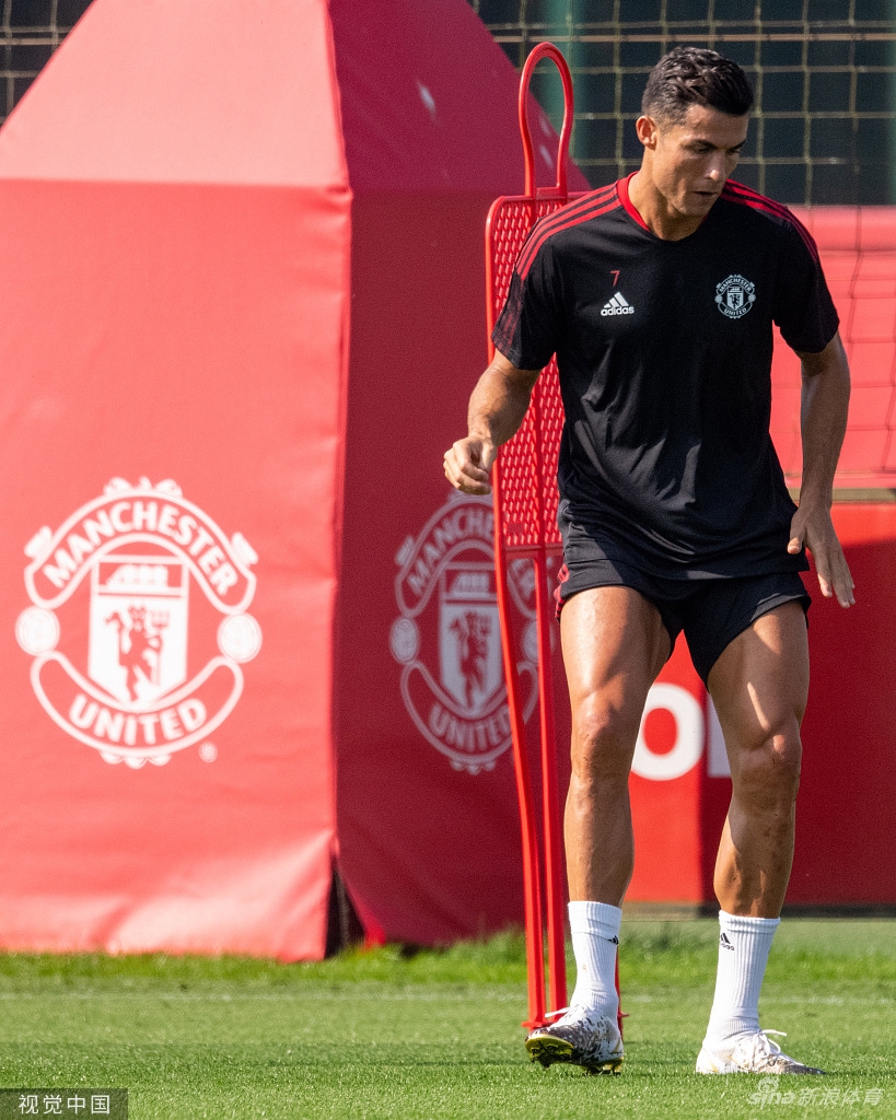 Super Idol的笑容！C罗回归曼联首训