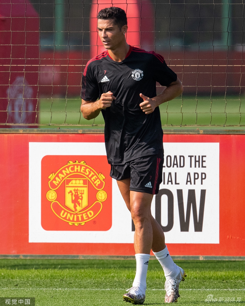 Super Idol的笑容！C罗回归曼联首训