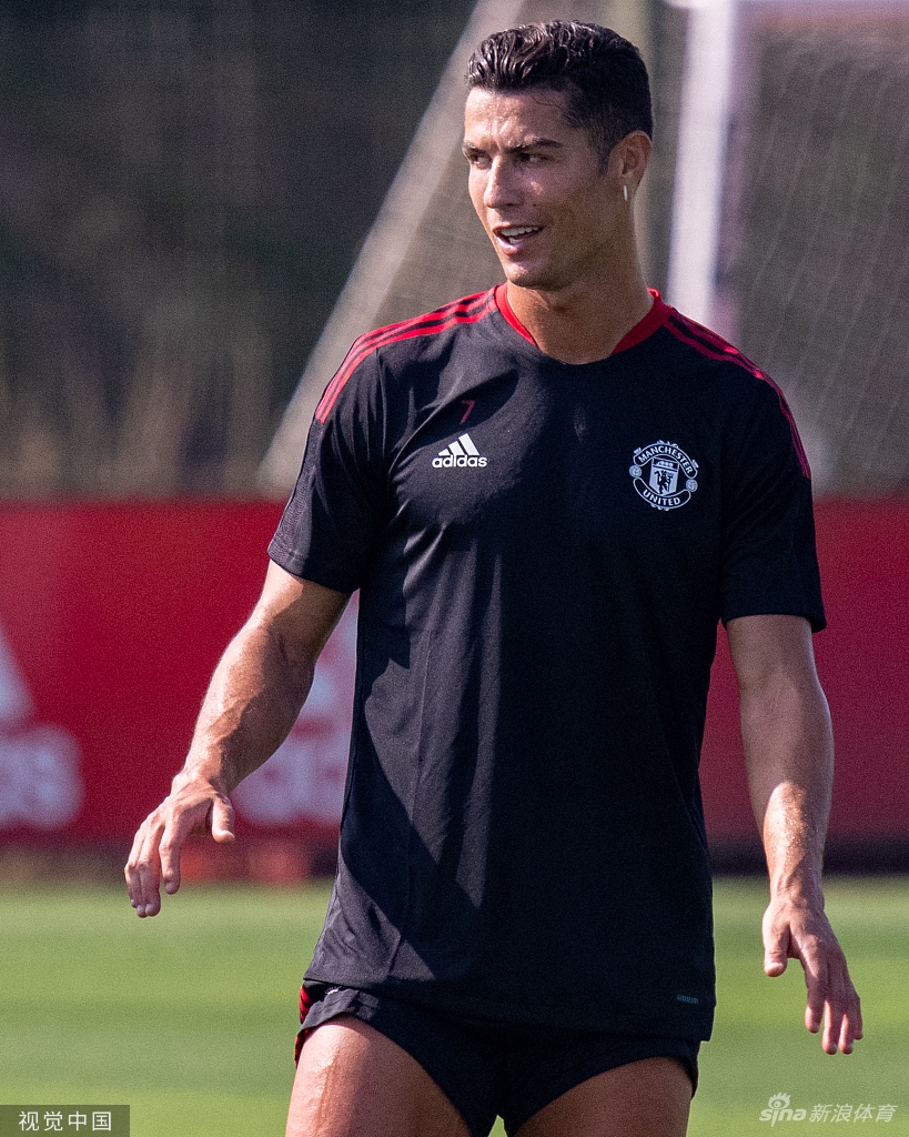 Super Idol的笑容！C罗回归曼联首训