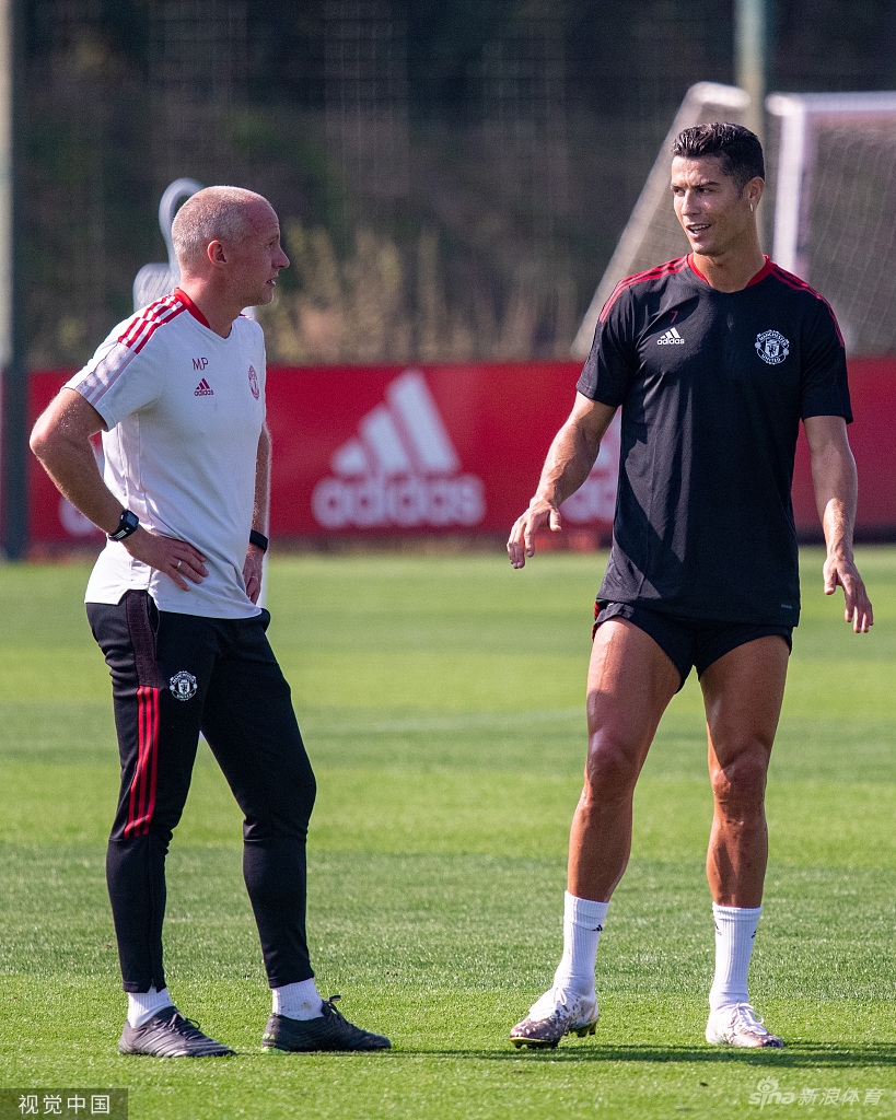 Super Idol的笑容！C罗回归曼联首训