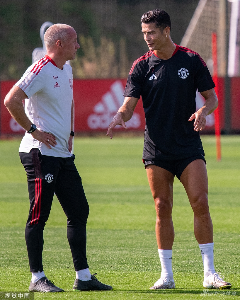 Super Idol的笑容！C罗回归曼联首训