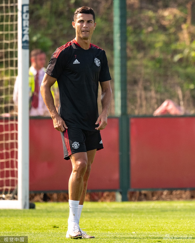 Super Idol的笑容！C罗回归曼联首训