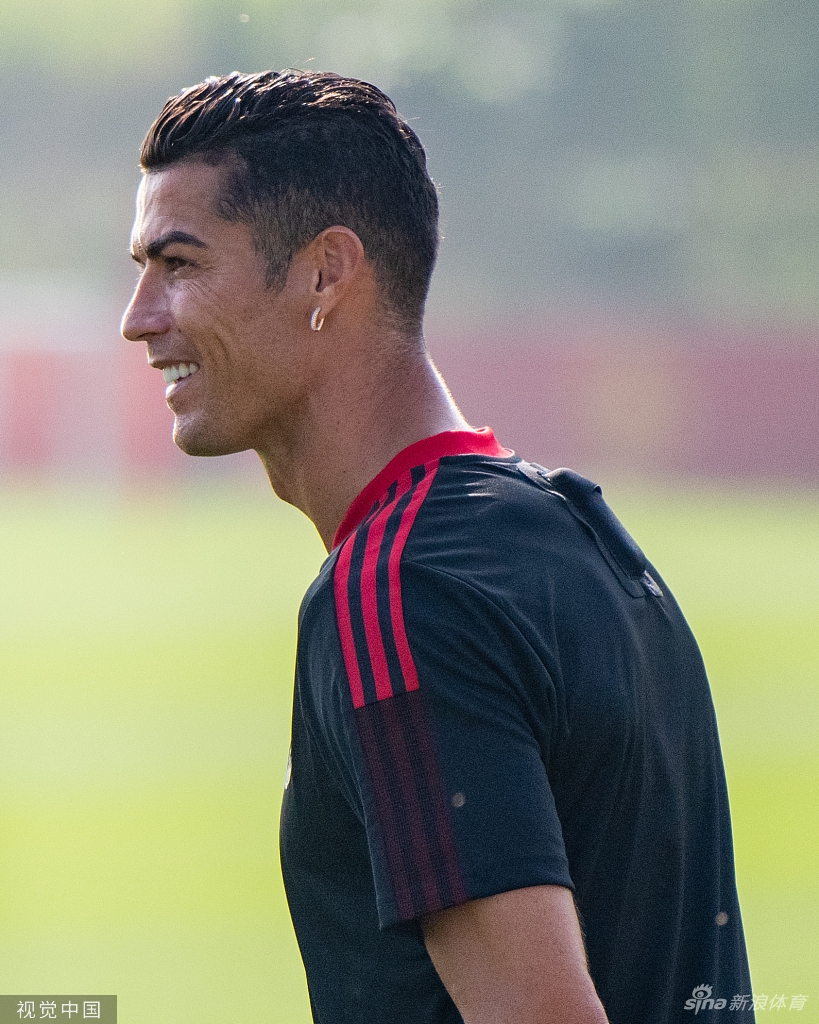 Super Idol的笑容！C罗回归曼联首训