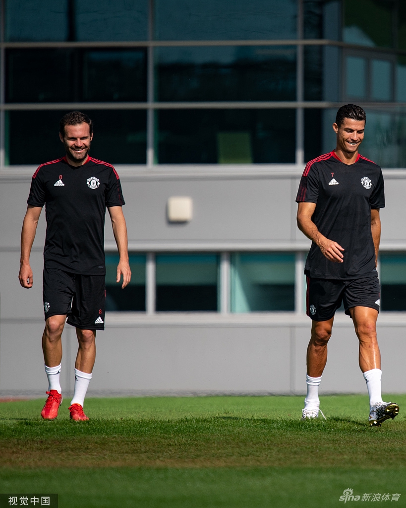 Super Idol的笑容！C罗回归曼联首训