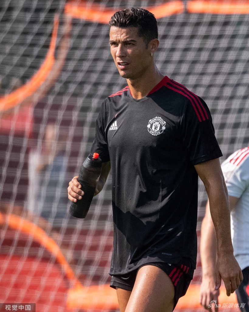 Super Idol的笑容！C罗回归曼联首训