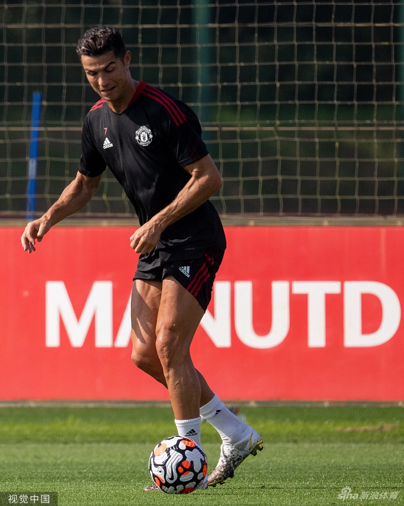 Super Idol的笑容！C罗回归曼联首训